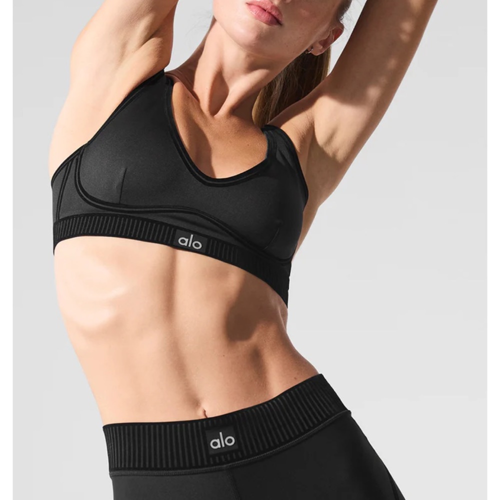 ALO Yoga Black Seamless Sports Bra with Moisture-Wicking Fabric